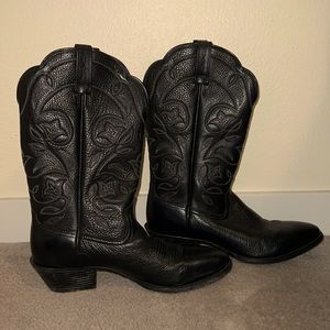Ariat cowboy boots. Barely worn. Womens size 8